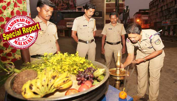 ഓട്ടുരുളിയിൽ കൊന്നപ്പൂ, വാഴപ്പഴം, ചക്ക, ചേന; ഗാന്ധിപ്രതിമ സാക്ഷിയാക്കി നിലവിളക്കും തെളിച്ചു; പത്തനംതിട്ട സെൻട്രൽ ജങ്ഷനിൽ വിഷുക്കണി ഒരുക്കി പൊലീസ്: കണികണ്ട് തൊഴുത് വഴിയാത്രക്കാരും