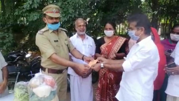 പ്രവാസി കുടുംബങ്ങൾക്ക് മരുന്നുകളും ആഹാര സാധനങ്ങളും എത്തിച്ചു നൽകുന്നു; മാതൃകയായി പാങ്ങോട് പ്രവാസി ഹെൽപ് ഡെസ്ക്; ആവശ്യമുള്ളവർക്ക് ബന്ധപ്പെടാം