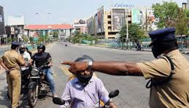 പൊലീസ് പരിശോധനക്കിടെ അമ്മയെ മറന്ന് വണ്ടിയുമെടുത്ത് പോയ മകൻ; പൊറോട്ട തിന്നാൻ കൊതിച്ച് പുറത്തിറങ്ങിയ വയോധികൻ; പൊലീസിന്റെ കയ്യിൽ നിന്നും കുടിവെള്ള കുപ്പി വാങ്ങി പെട്രോൾ വാങ്ങാനെത്തിയ കുട്ടികൾ; കൊറോണക്കാലത്തെ പൊലീസ് അനുഭവങ്ങൾ ഇങ്ങനെ