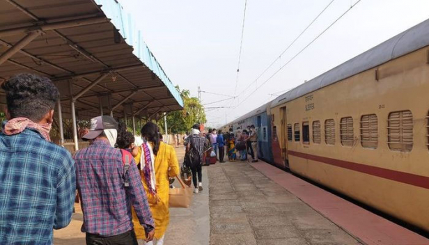 എല്ലാ കുടിയേറ്റ തൊഴിലാളികളെയും സ്വന്തം നാട്ടിലേക്ക് മടക്കി അയക്കേണ്ടതില്ല; സ്ഥിരതാമസക്കാർ മടക്കയാത്രക്ക് കാത്തിരിക്കണമെന്നും കേന്ദ്രം