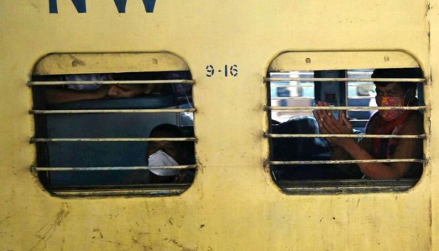 കുടിയേറ്റ തൊഴിലാളികളിൽ നിന്നും ട്രെയിൻ ടിക്കറ്റ് ചാർജ് ഈടാക്കില്ലെന്ന് കേന്ദ്ര സർക്കാർ; സ്പെഷ്യൽ ട്രെയിനുകൾ അനുവദിച്ചത് സംസ്ഥാന സർക്കാറുകളുടെ ആവശ്യപ്രകാരം; തെറ്റായ വിവരങ്ങൾ വിശ്വസിക്കരുതെന്നും മുന്നറിയിപ്പ്