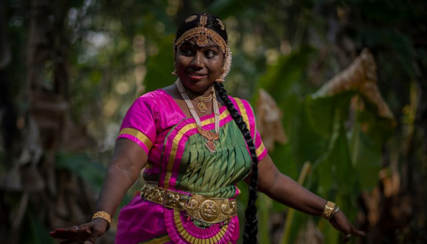 കറുപ്പിനെ വെറുക്കുന്നവരെ, ഇതാണ് എന്റെ നിറം; കറുത്ത നിറത്തെ കലയിൽ നിന്നും അകറ്റി നിർത്തുന്നവർക്ക് മറുപടിയുമായി അഡ്വ.കുക്കു ദേവകി