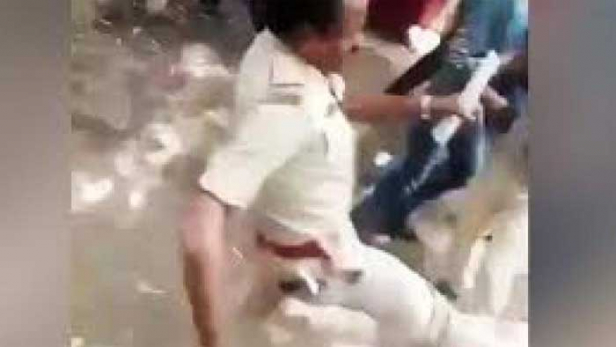 നാട്ടിൽ പോകണം എന്നാവശ്യപ്പെട്ടു സ്റ്റേഷനിലേക്ക് എത്തിയ അന്തർ സംസ്ഥാന തൊഴിലാളികളെ തൊഴിച്ചു; പൊലീസുകാരന് സസ്പെൻഷൻ