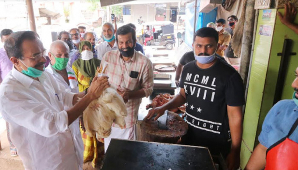 ലോക് ഡൗണിനിടയിൽ പെരുന്നാളിന് മലപ്പുറത്ത് മുസ്ലിംലീഗിന്റെ സൗജന്യ കോഴിയിറച്ചി വിതരണം.; മുസ്ലിംലീഗ് നൽകുന്ന കൂപ്പണുമായി കുന്നുമ്മൽ മാർക്കറ്റിലെ വന്നാൽ നൽകുക 200 രൂപയ്ക്കുള്ള ഇറച്ചി