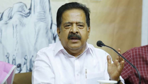 കള്ളം കൈയോടെ പിടിക്കപ്പെട്ടപ്പോൾ കളവ് മുതൽ ഉപേക്ഷിച്ചു; തൊണ്ടിമുതലും ദൃക്സാക്ഷിയും സിനിമയിലെ കള്ളന്റേതിന് സമാനമാണ് സർക്കാർ നിലപാട്; പ്രതിപക്ഷം ഇടപെട്ടില്ലായിരുന്നുവെങ്കിൽ സ്പ്രിങ്ളർ മലയാളികളുടെ ആരോഗ്യ ഡാറ്റ വിറ്റുകാശാക്കിയേനെ; ഇത് തിരഞ്ഞെടുപ്പുകൾക്കായി ഉപയോഗിച്ചേനെ; സർക്കാർ ഇപ്പോൾ എട്ട് കാര്യങ്ങളിൽ പിന്നോക്കം പോയി; കോവിഡിന്റെ മറവിൽ മനുഷ്യാവകാശം ധ്വംസിക്കുന്ന ഏകാധിപതികളിലൊരാളാണ് പിണറായി എന്നും ചെന്നിത്തല