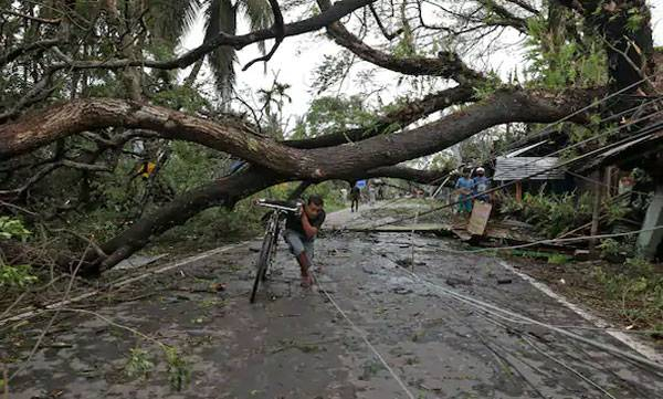 ചുഴലിക്ക് ശേഷം മൂന്നു ദിവസമായിട്ടും വൈദ്യുതിബന്ധവും കുടിവെള്ള വിതരണവും പുനഃസ്ഥാപിക്കാൻ കഴിഞ്ഞിട്ടില്ല; തെരുവിൽ ജനങ്ങളുടെ പ്രതിഷേധം; കൊടുങ്കാറ്റ് ബംഗാളിലുണ്ടാക്കിയത് വലിയ നാശം; ഉംപുൺ ചുഴലിക്കാറ്റിൽ ബംഗാളിൽ മരിച്ചവരുടെ എണ്ണം 85 ആയി