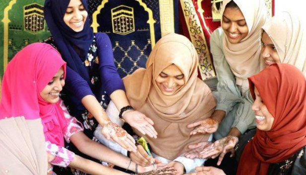 ഈദ് നമസ്ക്കാരത്തിന് പള്ളിയിൽ പോവാത്ത ആദ്യ പെരുന്നാൾ; ഉറ്റവരെ കാണാൻ അറബി നാടുകളിൽ നിന്നും പ്രിയപ്പെട്ടവരെത്താത്ത ആദ്യ പെരുന്നാൾ; എത്തിയവർ തന്നെ മുറിയിൽ അടച്ചിരിക്കുന്ന ആദ്യ പെരുന്നാൾ; വ്യവസായ പ്രമുഖൻ യൂസഫ് അലിക്കു പോലും ഗൾഫിൽ കഴിയേണ്ടി വന്ന ആദ്യ പെരുന്നൾ; പടിഞ്ഞാറേ മാനത്ത് ശവ്വാലമ്പിളി തെളിഞ്ഞപ്പോൾ വിശ്വാസികളുടെ മുന്നിലേക്കെത്തുന്നത് 'മുഖാവരണമണിഞ്ഞ' പെരുന്നാൾ