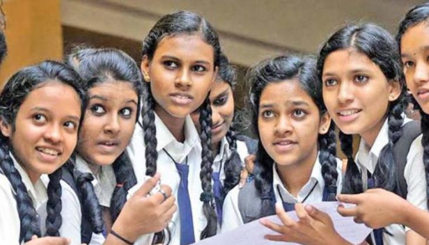 അസാധാരണ സുരക്ഷാ സന്നാഹങ്ങളോടെ എസ്എസ്എൽസി, ഹയർ സെക്കൻഡറി പരീക്ഷകൾ ഇന്ന് പുനരാരംഭിക്കും: എല്ലാ പരീക്ഷാ കേന്ദ്രങ്ങളും അണുവിമുക്തമാക്കി ഫയർ ഫോഴ്സ്: വിദ്യാർത്ഥികളെ ക്ലാസിലേക്ക് കയറ്റുക പനിയില്ലെന്ന് ഉറപ്പാക്കിയ ശേഷം