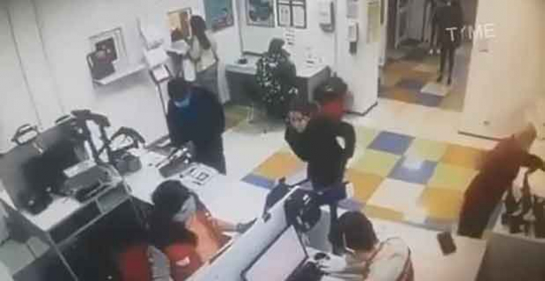 കൊറോണ പടരുമ്പോഴും മാസ്ക് ധരിക്കാൻ കഴിയില്ല; നിർബന്ധിച്ചപ്പോൾ സ്വന്തം അടിവസ്ത്രം ഊരി മാസ്കാക്കി മാറ്റി ഉക്രെയിൻ യുവതി; കൊറോണക്കാലത്തെ രസരകരമായ ഒരു കാഴ്ച്ച