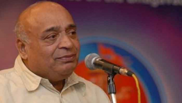 എഴുത്തുകാരനും മാതൃഭൂമി മാനേജിങ് ഡയറക്ടറും മുൻ കേന്ദ്രമന്ത്രിയുമായ എംപി.വീരേന്ദ്ര കുമാർ എംപി അന്തരിച്ചു; വിടവാങ്ങുന്നത് മാധ്യമ-രാഷ്ട്രീയ-സാഹിത്യ രംഗത്ത് വ്യക്തിമുദ്ര പതിപ്പിച്ച ബഹുമുഖ പ്രതിഭ; മരണം കോഴിക്കോട്ടെ സ്വകാര്യ ആശുപത്രിയിൽ ഹൃദയാഘാതത്തെ തുടർന്ന്; മാതൃഭൂമി പത്രത്തിന്റെ എല്ലാമെല്ലാമായ വീരേന്ദ്രകുമാറിന്റെ അപ്രതീക്ഷിത വിയോഗത്തിൽ ഞെട്ടി സാംസ്കാരിക കേരളം; അന്തരിക്കുന്നത് സോഷ്യലിസ്റ്റ് പ്രസ്ഥാനത്തോടൊപ്പം വളർന്ന രാഷ്ട്രീയ നേതാവ്