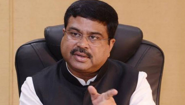 ഇന്ധനങ്ങളെല്ലാം ഇനി മുതൽ വാതിൽപ്പടിയിൽ; ഡീസൽ പോലെ തന്നെ പെട്രോളിനും എൽഎൻജിക്കും ഹോം ഡെലിവറി സൗകര്യം വിപുലീകരിക്കാൻ സർക്കാർ ആഗ്രഹിക്കുന്നുവെന്ന് കേന്ദ്ര പെട്രോളിയം മന്ത്രി; ഇന്ധന സ്റ്റേഷനുകൾ നവീകരിക്കുമെന്നും ധർമേന്ദ്ര പ്രധാൻ