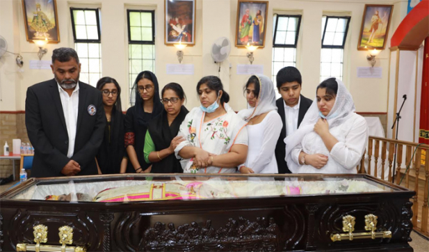 വിശ്വാസികളുടെയും വൈദീകരുടെയും അകമ്പടിയോടെ മൃതദേഹം പള്ളിയിലെത്തിച്ചു; സാമൂഹിക അകലം പാലിച്ചു കൊണ്ടു തന്നെ സംസ്കാര ശുശ്രൂഷകളും പൂർത്തിയാക്കി; ഡോ. ബിജി മർക്കോസ് ചിറത്തിലാട്ട് അച്ചന് യുകെ മലയാളികളുടെ അന്ത്യാഞ്ജലി