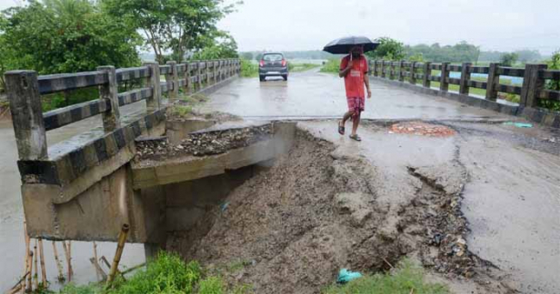 വെള്ളപ്പൊക്കത്തിന് പിന്നാലെ അസമിൽ ഉരുൾപൊട്ടൽ; മൂന്ന് ജില്ലകൾ പേമാരിയുടെ ദുരിതത്തിൽ; മരണസംഖ്യ 20 ആയി ഉയർന്നു; നിരവധി പേർക്ക് പരിക്ക്; നിരവധി പേർ മണ്ണിനടയിൽ കുടുങ്ങിക്കിടക്കുന്നതായും റിപ്പോർട്ടുകൾ