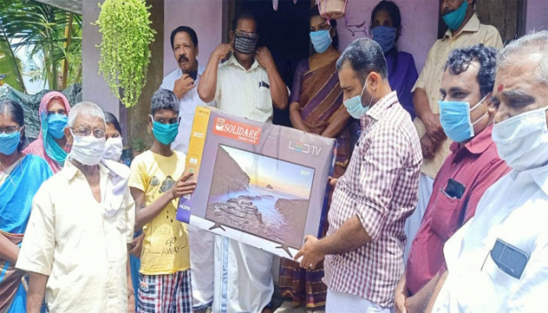 വീട്ടിൽ ടെലിവിഷൻ ഇല്ലാത്തതിനാൽ ലിഖിത്ത് പഠിച്ചത് സ്കൂളിൽ ഒറ്റയ്ക്കിരുന്ന്; സംഭവം അറിഞ്ഞതോടെ ടിവി വാങ്ങി നൽകി കോൺഗ്രസ് നേതാവ് സി ആർ മഹേഷ്; ചെറിയഴീക്കൽ ഗവ.ഹയർ സെക്കൻഡറി സ്കൂളിലെ പത്താം ക്ലാസ് വിദ്യാർത്ഥിക്ക് ഇനി ഓൺലൈൻ പഠനം വീട്ടിലിരുന്ന്
