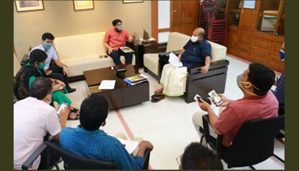 സ്വദേശത്തേക്ക് മടങ്ങാൻ ആഗ്രഹിക്കുന്ന അതിഥി തൊഴിലാളികളുടെ വിവരങ്ങൾ ജില്ലാ തലത്തിൽ ശേഖരിക്കും; പഞ്ചായത്ത്തല പ്രത്യേക ക്യാമ്പുകൾ വഴി വിവരം ശേഖരിക്കാൻ കൊച്ചിയിൽ ചേർന്ന യോഗത്തിൽ തീരുമാനം