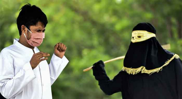 ആദ്യം കൊറോണ പരിശോധന; പിന്നെ മെഡിക്കൽ മാസ്ക് ധാരണം... കൊറോണ കാലത്തും അവിഹിത ബന്ധക്കാരെ പൊക്കിയ ഇന്തോനേഷ്യയിലെ പൊലീസ് പരസ്യമായി ചാട്ടവാറടിക്കുന്ന ദൃശ്യങ്ങൾ വൈറലാകുമ്പോൾ