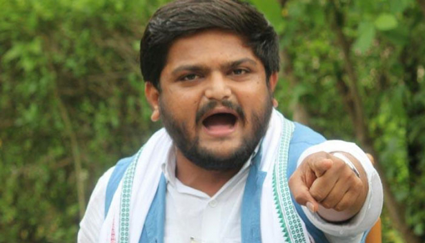 കൂറുമാറിയവരിൽ പടിതാർ ആന്തോളൻ സമയത്തെ തന്റെ ഏറ്റവും വലിയ വിശ്വസ്തനും; രാജിവെച്ച കോൺഗ്രസ് എംഎൽഎമാരെ ചെരുപ്പ് കൊണ്ടടിക്കണമെന്ന് ഹാർദിക് പട്ടേൽ; ഗുജറാത്തിൽ അവശേഷിക്കുന്ന എംഎൽഎമാരെ റിസോർട്ടുകളിലാക്കി കോൺഗ്രസ്