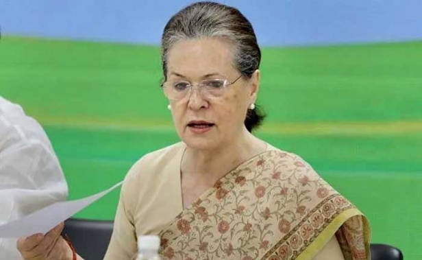 വിലകൂട്ടുകയല്ല, അമിത നികുതിയിലൂടെ സമാഹരിച്ച പണം ജനങ്ങൾക്കായി ചെലവിടുകയാണ് വേണ്ടത്; തുടർച്ചയായി പത്താം ദിവസവും പെട്രോളിയം വില വർദ്ധിപ്പിച്ചതിൽ മോദിക്ക് സോണിയ ഗാന്ധിയുടെ കത്ത്