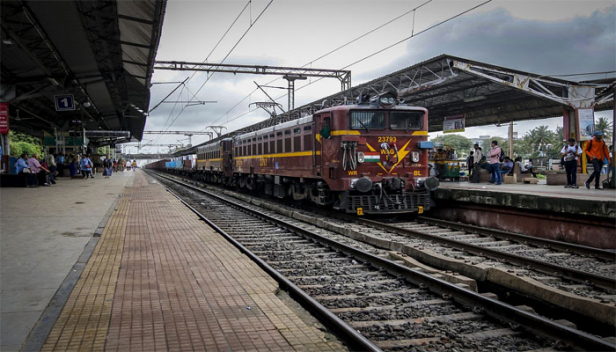 ലോക്ഡൗൺ മൂലമുണ്ടായ സാമ്പത്തിക പ്രതിസന്ധി മറികടക്കണം; കൂടുതൽ പാസഞ്ചർ‍ ട്രെയിനുകൾ എക്സ്പ്രസ് ആക്കാനൊരുങ്ങി റയിൽവെ