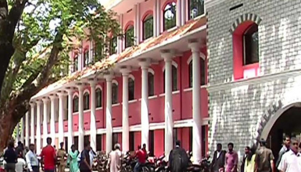 പാർലമെന്റ് തിരഞ്ഞെടുപ്പ് ഫണ്ടിൽ നിന്നും അരക്കോടിയുടെ വെട്ടിപ്പ് : ഡെപ്യൂട്ടി കളക്ടറടക്കം 4 പ്രതികൾ ഹാജരാകാൻ വിജിലൻസ് കോടതി ഉത്തരവ്; അഴിമതി ഇലക്ഷൻ വീഡിയോ ചിത്രീകരണ ബിൽ തുക മാറിയെടുത്തതിന്റെ മറവിൽ; കുറ്റം ചുമത്തലിനായി പ്രതികൾ ഹാജരാകേണ്ടത് ഓഗസ്റ്റ് 3 ന്