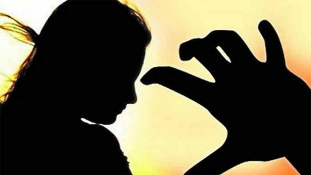 ജലദോഷത്തിന് ഉറക്കഗുളിക നൽകി അച്ഛൻ ലൈംഗികമായി പീഡിപ്പിച്ചു; പരാതി നൽകാൻ തയ്യാറാവാതെ പൂഴ്ത്തിവെച്ച് രണ്ടാനമ്മയും; ടോയ്ലെറ്റ് ക്ലീനർ കുടിച്ച് ആത്മഹത്യയ്ക്ക് ശ്രമിച്ച് അവശയായി 19കാരി പൊലീസ് സ്റ്റേഷനിൽ