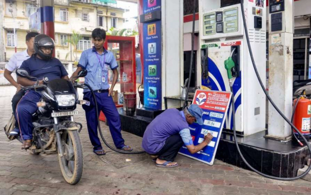ഒരു ദിവസത്തെ ഇടവേളയ്ക്ക് ശേഷം വീണ്ടും ഇന്ധന വില വർദ്ധനവ്; ഡൽഹിയിൽ ഒരു ലിറ്റർ പെട്രോളിന് 80.43 രൂപയും ഒരു ലിറ്റർ ഡീസലിന് 80.53 രൂപയുമാണ് ഇന്നത്തെ വില; വിലക്കയറ്റം രൂക്ഷതയിലേക്ക്; മധ്യപ്രദേശിലെ ബാലഘട്ടിൽ ഒരു ലിറ്റർ പെട്രോളിന് 90 രൂപ