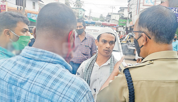 ആരൊക്കെ എന്തൊക്കെ പറഞ്ഞാലും മാസ്ക് ധരിക്കില്ലെന്ന് വാശി പിടിച്ച് അസം സ്വദേശി; നാല് മണിക്കൂറത്തെ ബോധവത്ക്കരണത്തിനൊടുവിൽ പൊലീസും മുട്ടുമടക്കി