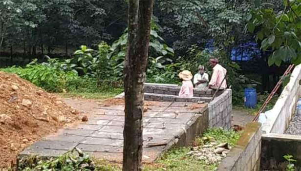 ഉയർന്ന പ്രദേശത്തെ കുഴിയിൽ ശവശരീരം അഴുകുമ്പോൾ അവശിഷ്ടം താഴ്ഭാഗത്തെ കിണറുകളിലെത്തുമെന്നും കുടിവെള്ളം മുട്ടുമെന്നും ആശങ്ക; വടാട്ടുപാറ പൊയ്ക ഗ്രൗണ്ടിനോടടുത്ത് ഒന്നര ഏക്കറോളം സ്ഥലത്തെ ശവസംസ്‌കാരത്തിനെതിരെ നാട്ടുകാർ രംഗത്ത്