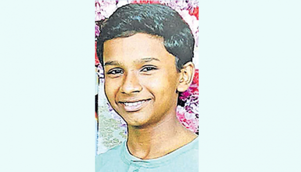കയർ കഴുത്തിൽ കുരുങ്ങിയത് വീടിന്റെ മുകളിലെ നിലയിൽ ബോക്സിങ്ങിനുള്ള പഞ്ചിങ് ബാഗിൽ പരിശീലിച്ചുകൊണ്ടിരിക്കെ; ഈ സമയം വീട്ടിലുണ്ടായിരുന്ന അമ്മയുടെ മാതാപിതാക്കൾ അപകട വിവരം അറിഞ്ഞതുമില്ല: തൃശൂരിൽ കയർ കഴുത്തിൽ കുരുങ്ങി മരിച്ചത് കവി ചങ്ങമ്പുഴയുടെ കൊച്ചുമകന്റെ മകൻ