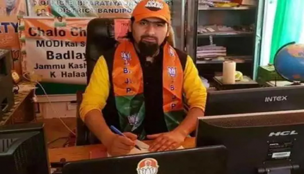 ജമ്മുകശ്മീരിൽ ഭീകരരുടെ വെടിയേറ്റ് വീണത് ബിജെപി നേതാവായ വസീം ബാരിയും പിതാവും സഹോദരനും; മൂവരേയും ഭീകരർ വെടിവെച്ചിട്ടത് ബന്ദിപോരയിലുള്ള ഇവരുടെ കടയ്ക്ക് മുന്നിൽ: ഭീകരർ ആക്രമണം അഴിച്ചു വിട്ടത് സുരക്ഷാ ഉദ്യോഗസ്ഥർ വസീം ബാരിക്കൊപ്പം ഇല്ലാതിരുന്ന സമയത്ത്