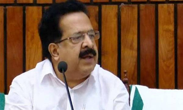 വിമാനത്താവളം വഴിയുള്ള സ്വർണ്ണക്കടത്ത് കേസിൽ കേരള പൊലീസിന്റെ അന്വേഷണവും വേണം; മുഖ്യമന്ത്രിയുടെ ഓഫീസിന്റെ പങ്ക് അന്വേഷിക്കണം; ഉന്നത ഉദ്യോഗസ്ഥരുടെ പങ്ക് എൻ.ഐ.എയുടെ അന്വേഷണ പരിധിയിൽ വരുന്നില്ലെന്ന് ചൂണ്ടിക്കാട്ടി ഡിജിപിക്ക് പരാതി നൽകി ചെന്നിത്തല; കേസിൽ ഒന്നും പറയാനില്ലെന്ന് എം ശിവശങ്കർ ഐഎഎസ്