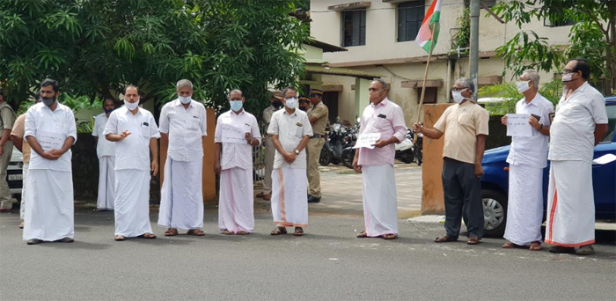 മുഖ്യമന്ത്രി പിണറായി വിജയന്റെ രാജി ആവശ്യപ്പെട്ട് കാഞ്ഞങ്ങാട് ബ്ലോക്ക് കോൺഗ്രസ്സ് കമ്മിറ്റി ധർണ്ണാ സമരം സംഘടിപ്പിച്ചു