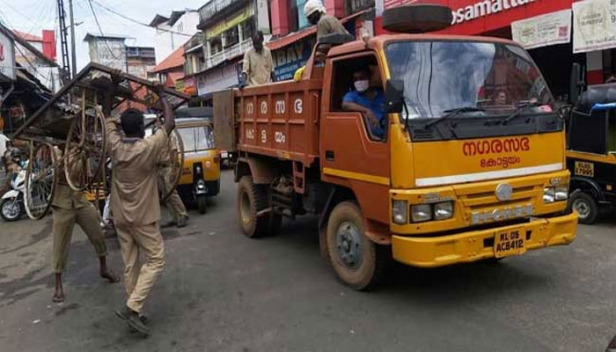 കോട്ടയത്ത് കോവിഡ് പ്രതിരോധ പ്രവർത്തനം ഊർജ്ജിതം; അ​ന​ധി​കൃ​ത ക​ച്ച​വ​ട​ക്കാ​രെ ഒ​ഴി​പ്പി​ച്ചു​തു​ട​ങ്ങി