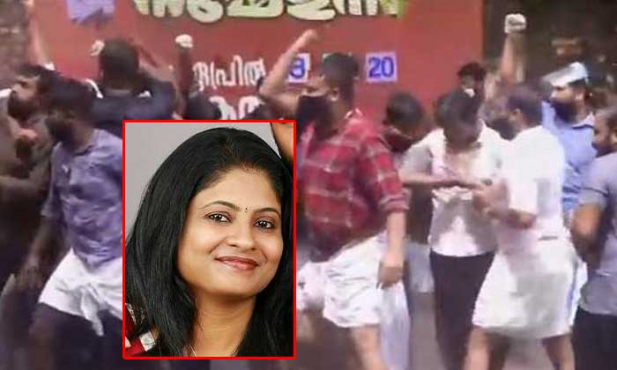 ജോർജ് ഫ്ളോയിഡിന്റെ കൊലപാതക പ്രതിഷേധങ്ങളോട് ഹൃദയത്തിന്റെ ഭാഷയിൽ അഭിവാദ്യം അർപ്പിച്ചവർ ഇപ്പോൾ പറയുന്നു കോഴിക്കോട്ടും കണ്ണൂരും തിരുവനന്തപുരത്തുമൊക്കെ പ്രതിഷേധസമരം നടത്തുന്നവർ മരണവ്യാപാരികളാണത്രേ! ട്രിപ്പിൾ ലോക്ക്ഡൗൺ തിരുവനന്തപുരത്ത് പ്രഖ്യാപിച്ചപ്പോൾ മൊത്തം യു ടേൺ! ഇപ്പോൾ പട്ടിണിയേക്കാൾ രോഗവ്യാപനം തടയൽ മുഖ്യം ബിഗിലേ! അന്ന് മോദിജിയിട്ടപ്പോൾ അത് വള്ളിനിക്കറും ഇന്ന് സഖാവ് ഇട്ടപ്പോൾ അത് ബർമുഡയും: അഞ്ജു പാർവതി പ്രഭീഷ് എഴുതുന്നു