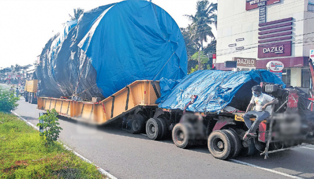 വി എസ്എസ്സിയിലേക്കുള്ള ഭീമൻ യന്ത്രവുമായി 74 ടയറുകളുള്ള പടുകൂറ്റൻ ലോറി തിരുവനന്തപുരത്തെത്തി; വൈദ്യുതികമ്പികളും മരച്ചില്ലകളും മുറിച്ചുമാറ്റിയുള്ല ലോറിയുടെ യാത്രയ്ക്ക് വഴിയൊരുക്കുന്നത് 32 ജീവനക്കാർ ചേർന്ന്: ഒരു വർഷം മുമ്പ് മുംബൈയിൽ നിന്നും പുറപ്പെട്ട വാഹനം ഇന്ന് വി എസ്എസ്സിയിലെത്തിക്കും