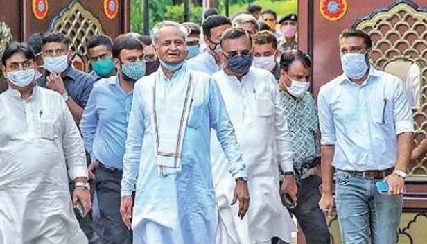 തോറ്റു കൊടുക്കാൻ മനസ്സില്ലാതെ രാജസ്ഥാൻ മുഖ്യമന്ത്രി; നിയമസഭാ സമ്മേളനം വിളിക്കാൻ വീണ്ടും ഗവർണറോട് ശുപാർശ ചെയ്യാൻ മന്ത്രിസഭാ തീരുമാനം; ഗവർണറുടെ ആശങ്കകൾക്ക് മറുപടി ഉണ്ടെന്നും അശോക് ഗെലോട്ട്