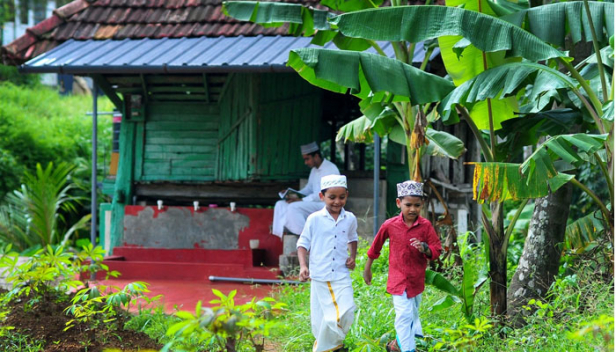 പള്ളികളിൽ തെർമൽ സ്‌ക്രീനിംഗും സാനിറ്റൈസറും; വിശ്വാസികൾ എത്തിയത് മാസ്‌ക്ക് ധരിച്ച്; സാമൂഹിക അകലം പാലിച്ച് നമസ്‌ക്കാരം; കണ്ടെയിന്മെന്റ് സോണുകളിലെ പള്ളികളിൽ നമസ്‌ക്കാരം ഒഴിവാക്കി; ഗൾഫിലും നിയന്ത്രണങ്ങളോടെ ആഘോഷം; ഇത്തവണ ഒത്തുചേരൽ മൊബൈലിലൂടെയാക്കി പ്രവാസികൾ; മഹാമാരിക്കാലത്തെ ബലിപ്പെരുന്നാൾ ആഘോഷം ഇങ്ങനെ