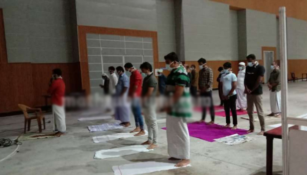 കോവിഡിലം തളരാതെ ചികിത്സാ കേന്ദ്രത്തിൽ പെരുന്നാൾ നമസ്കാരം നിർവഹിച്ച് യുവാക്കൾ മുതൽ വയോധികർ വരെ; ആശംസകൾ നേർന്നനും മധുരം പങ്കിട്ടും ഇതരമത വിശ്വാസികൾ