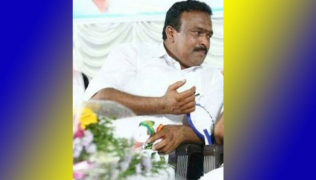 ഫ്ലാറ്റിൽ ഒപ്പം താമസിക്കാൻ നിർബന്ധിച്ചു; നിരാകരിച്ചതോടെ ഭീഷണിയും പ്രതികാര നടപടിയും; കോൺഗ്രസ് നേതാവായ അശമന്നൂർ പഞ്ചായത്ത് പ്രസിഡന്റിനെതിരെ പരാതിയുമായി പഞ്ചായത്ത് അസിസ്റ്റന്റ് സെക്രട്ടറി