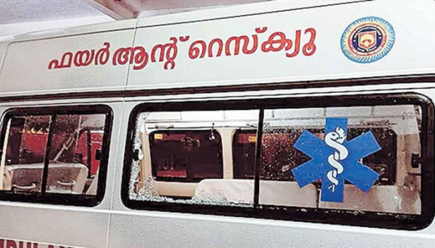 കഞ്ചിക്കോട് മൂന്ന് അതിഥി തൊഴിലാളികളെ ട്രെയിൻ തട്ടി മരിച്ച നിലയിൽ കണ്ടെത്തി; സംഭവം കൊലപാതകമാണെന്ന് ആരോപിച്ച് അക്രമാസക്തരായ സുഹൃത്തുക്കൾ അഗ്നിരക്ഷാ സേനാംഗങ്ങളെ ആക്രമിച്ചു: അഗ്നിരക്ഷാ സേനയുടെ ആംബുലൻസ് അടിച്ചു തകർത്ത അതിഥി തൊഴിലാളികൾ പൊലീസിനെയും ആക്രമിച്ചു
