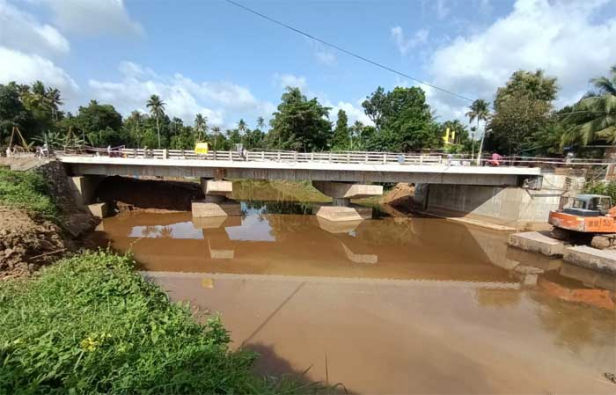 വെള്ളപ്പൊക്ക നിവാരണ പദ്ധതി: സിയാൽ നിർമ്മിച്ച രണ്ട് പാലങ്ങൾ പൊതു ഗതാഗതത്തിന് തുറന്നു കൊടുത്തു; എ.പി.വർക്കി റോഡിലും കുഴിപ്പള്ളത്തും പാലങ്ങളും അപ്രോച്ച് റോഡും നിർമ്മിച്ചത് 20.48 കോടി രൂപ ചെലവിട്ട്