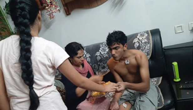 അപകട വിവരം കേട്ടപ്പോൾതന്നെ രണ്ടും മൂന്നും കിലോമീറ്ററിലേറെ നടന്ന് പെട്ടിമുടിയിലെത്തിയവരുണ്ട്; മണ്ണിനടിയിലായ ലയങ്ങളിൽ നിന്ന്, ദിവസവും കാണുന്ന സുഹൃത്തുക്കളേയും ബന്ധുക്കളേയും ഏതുവിധത്തിലും പുറത്തെത്തിക്കാനാകുമോ എന്ന് ടോർച്ചിന്റെയും പെട്രോമാക്സിന്റെയും വെളിച്ചത്തിൽ തിരഞ്ഞുമടുത്തവരുണ്ട്; അവരാണ് പത്തിലേറെപ്പേരെ ആശുപത്രിയിലെത്തിച്ചത്; പെട്ടിമുടിയിലെ രക്ഷപ്രവർത്തകരെ മറന്ന് പോകരുതെന്ന് ടി സി രാജേഷിന്റെ ഫേസ്ബുക്ക് പോസ്റ്റ്