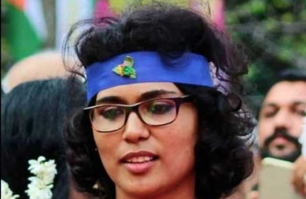 നഗ്ന ശരീരത്തിൽ മക്കളെ കൊണ്ട് ചിത്രം വരപ്പിച്ച കേസ്; രഹ്ന ഫാത്തിമ കീഴടങ്ങി; മുൻകൂർ ജാമ്യാപേക്ഷ തള്ളിയതിന് പിന്നാലെ രഹ്ന കീഴടങ്ങിയത് എറണാകുളം സൗത്ത് പൊലീസ് സ്റ്റേഷനിൽ
