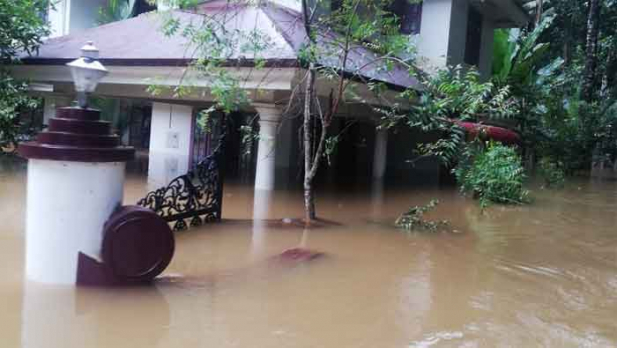 റിസർവോയറിലെ തുരങ്കത്തിലൂടെ വെള്ളം പുറന്തള്ളുന്നു; പമ്പ ഡാമിലെ ജലനിരപ്പ് 983.45 മീറ്ററിൽ സ്ഥിരമായി നിൽക്കുന്നു; ചെറിയ തോതിൽ വെള്ളം തുറന്നു വിട്ട് ജലനിരപ്പ് ക്രമീകരിക്കും