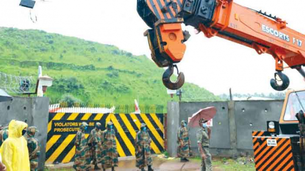 കരിപ്പൂർ വിമാന അപകടത്തിൽ മലപ്പുറം അഡീഷനൽ എസ്പിയുടെ നേതൃത്വത്തിൽ 30 അംഗ പൊലീസ് ടീമിന്റെ അന്വേഷണം; സിവിൽ ഏവിയേഷൻ അന്വേഷണം ആരംഭിച്ചതിന് പിന്നാലെ കേരളാ പൊലീസും വിമാനാപകടത്തിന് പിന്നാലെ; മുഖ്യ അന്വേഷണ ഉദ്യോഗസ്ഥൻ മലപ്പുറം ഡി.വൈ.എസ്പി ഹരിദാസ്