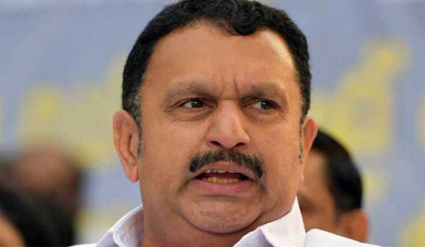 സ്വർണ കടത്തുകേസിൽ മതഗ്രന്ഥങ്ങളെ മറയാക്കി രക്ഷപ്പെടാൻ മന്ത്രി കെ ടി ജലീൽ ശ്രമിക്കുന്നു; എൻഐഎ അന്വേഷണത്തിന് പകരം സിബിഐ അന്വേഷണം നടത്തിയാൽ മുഖ്യമന്ത്രിയുടെ ഓഫിസിന്റെ പങ്കും പുറത്തുകൊണ്ട് വരാൻ സാധിക്കും; ആരോപണവുമായി കെ മുരളീധരൻ