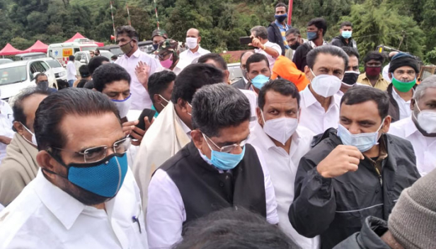 മുഖ്യമന്ത്രിയുടെ പെട്ടിമുടി സന്ദർശനം തോട്ടം തൊഴിലാളികളെ നിരാശപ്പെടുത്തി; കണ്ണൻ ദേവൻ കമ്പനിയുടെ പി ആർ ഒ യെ പോലെയാണ് അദ്ദേഹം സംസാരിച്ചത്; ദുരന്തത്തിന് ഇരയായ എല്ലാവർക്കും 10 ലക്ഷം രൂപ വീതം നൽകണം; ആശ്രിതർക്ക് സർക്കാർ ജോലിയും നൽകണം; ദുരന്തബാധിത പ്രദേശം സന്ദർശിച്ച ശേഷം മുല്ലപ്പള്ളി രാമചന്ദ്രൻ