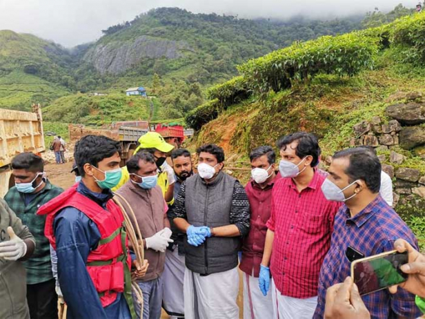 ക്യാമറകൾക്കൊപ്പം 'മിത്രങ്ങളും' മലയിറങ്ങി, മലമുകളിൽ ഉള്ളത് ഡിവൈഎഫ്ഐ മാത്രം; ടിവിയിലും ചിത്രങ്ങളിലും കണ്ട 'സംഘത്തിലെ' ഒരാളെ പോലും ക്യാമറകൾ മടങ്ങിപ്പോയ പെട്ടിമുടിയിൽ കാണ്മാനില്ല; പെട്ടിമുടിയിൽ അവകാശവാദവുമായി എ എ റഹീമിന്റെ ഫേസ്ബുക്ക് പോസ്റ്റ്