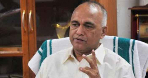തിരുവനന്തപുരം വിമാനത്താവളം അദാനിക്ക് കൈമാറാനുള്ള തീരുമാനം കേരള സമൂഹത്തോടുള്ള വെല്ലുവിളി; കേന്ദ്ര സഹമന്ത്രി വി മുരളീധരനും വ്യോമയാന മന്ത്രി ഹർദീപ് സിങ് പുരിയും നടത്തിയ പ്രസ്താവനകൾ അപഹാസ്യവും വസ്തുതകളെ വളച്ചൊടിക്കുന്നതും. തെറ്റായ കാര്യങ്ങൾ പറഞ്ഞു ജനങ്ങളെ ആശയക്കുഴപ്പത്തിലാക്കുക എന്നതാണ് ഈ മന്ത്രിമാരുടെ ലക്ഷ്യമെന്ന് എളമരം കരീം