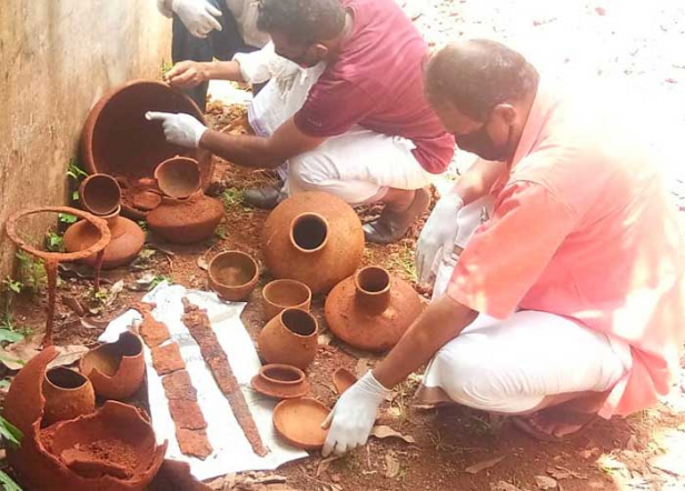 തിരുനാവായയിൽ മഹാശിലാ കാലത്തെ ചെങ്കൽ അറയും ആയുധങ്ങളും കണ്ടത്തി; ശേഷിപ്പുകൾ ലഭിച്ചത് ബീരാൻചിറയ്ക്ക് സമീപത്തെ സ്വകാര്യ വ്യക്തിയുടെ സ്ഥലത്തു നിന്നും